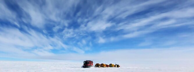Trip Highlights beliebtes Urlaubsziel – Antarktis - Null Bewohner, Millionen Pinguine und feste Dimensionen. Am südlichen Ende der Erde, wo die Sonne nur zwischen Frühjahr und Herbst über dem Horizont aufgeht, liegt der 7. Kontinent, die Antarktis. Riesig, bis auf ein paar Forscher unbewohnt und ohne offiziellen Besitzer. Eine Welt, die überrascht, bevor Sie sie sehen. Deshalb ist ein Besuch definitiv etwas für die Schatzkiste der Erinnerung und allein die Ausmaße dieser Destination sind eine Sache für sich. Du trittst aus deinem gemütlichen Hotelzimmer und es begrüßt dich die warme italienische Sonne. Du blickst auf den atemberaubenden Gardasee, der in zahlreichen Blautönen schimmert - von tiefem Dunkelblau bis zu funkelndem Türkis. Majestätische Berge umgeben dich, während die Brise sanft deine Haut streichelt und der Duft von blühenden Zitronenbäumen deine Nase kitzelt. Du schlenderst die malerischen, engen Gassen entlang, vorbei an farbenfrohen, blumengeschmückten Häusern. Vereinzelt unterbricht das fröhliche Lachen der Einheimischen die friedvolle Stille. Du fühlst dich wie in einem Traum, der nicht enden will. Jeder Schritt führt dich zu neuen Entdeckungen und Abenteuern. Du probierst die köstliche italienische Küche mit ihren frischen Zutaten und verführerischen Aromen. Die Sonne geht langsam unter und taucht den Himmel in ein leuchtendes Orange-rot - ein spektakulärer Anblick.